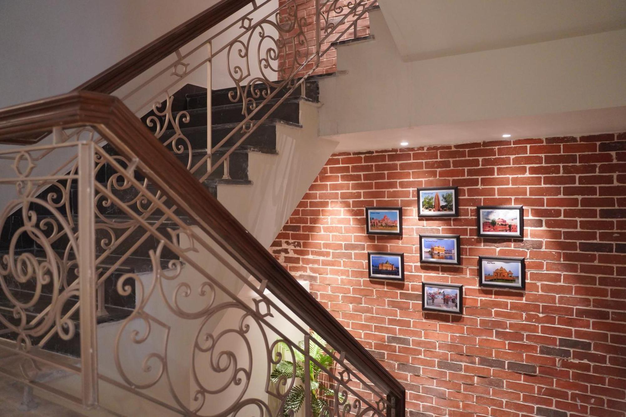 Country Inn Ayodhya - Opposite Airport Екстер'єр фото