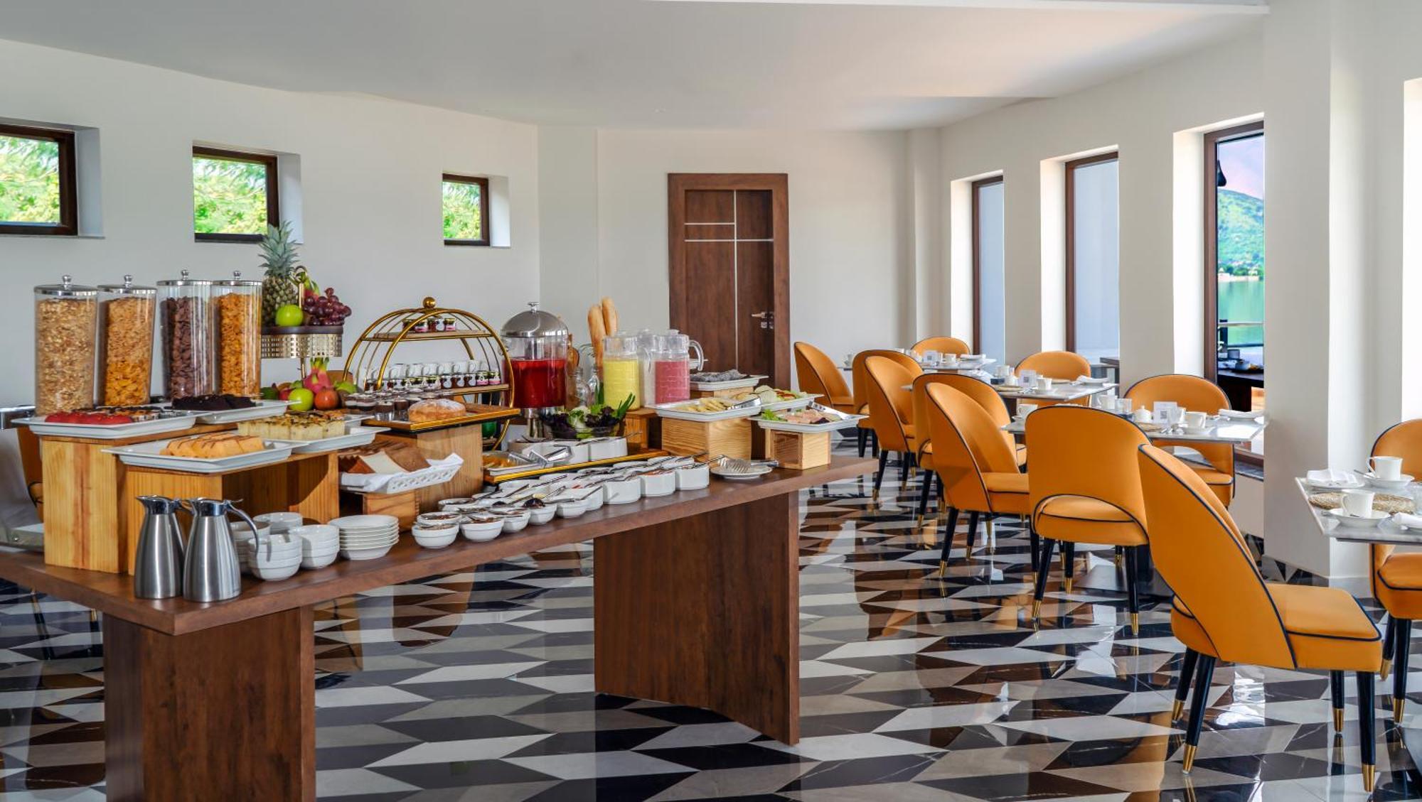 Country Inn Ayodhya - Opposite Airport Екстер'єр фото
