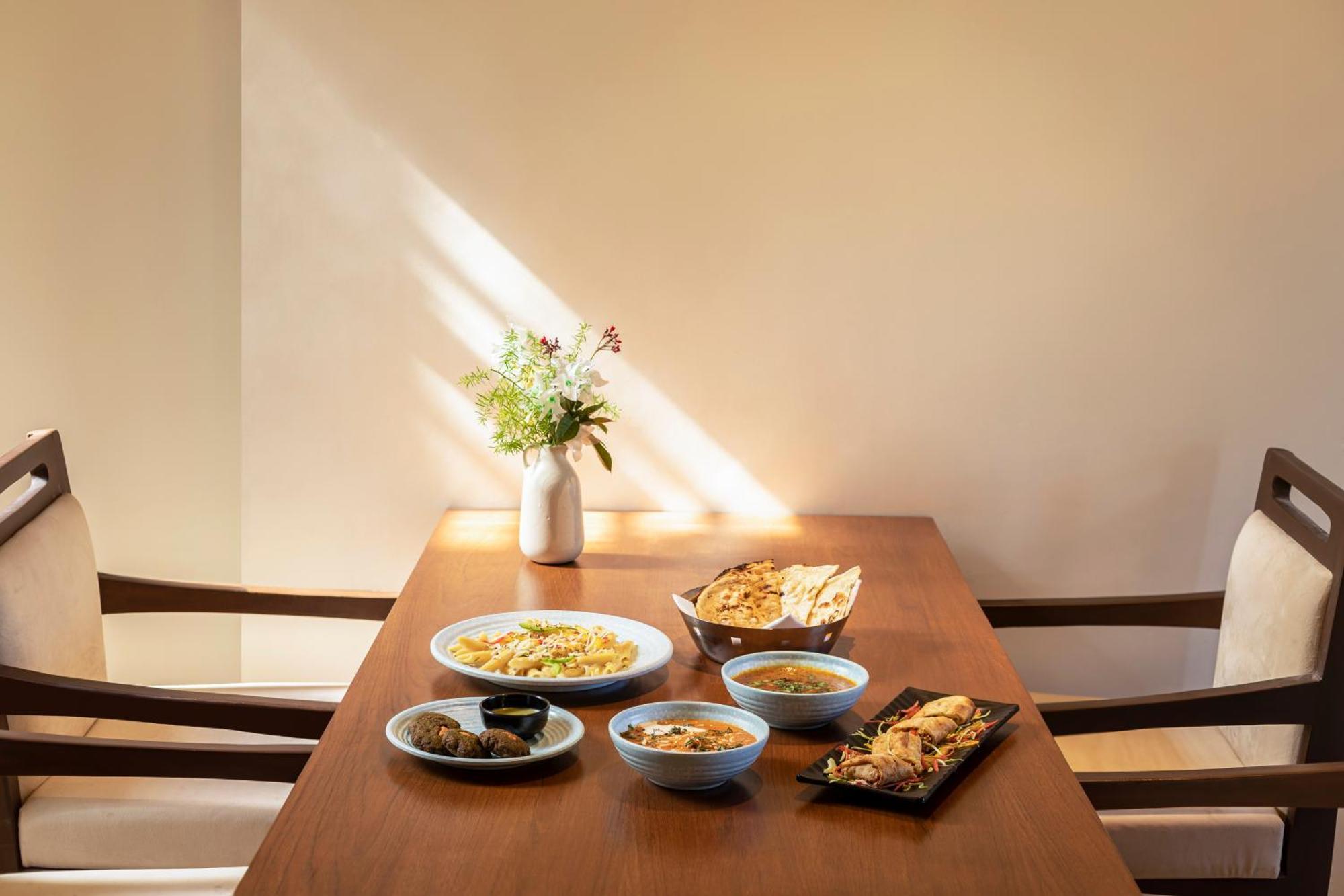 Country Inn Ayodhya - Opposite Airport Екстер'єр фото