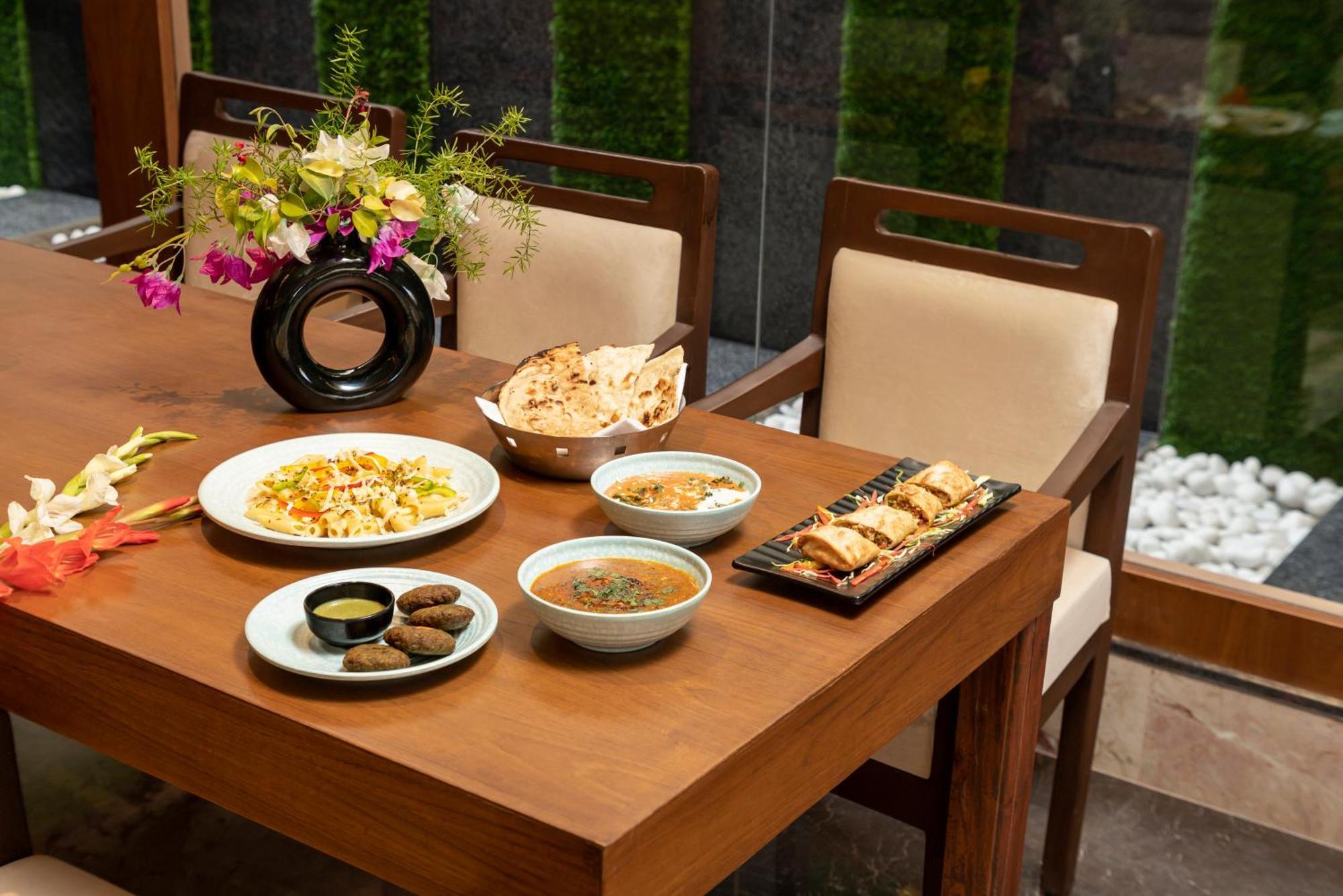 Country Inn Ayodhya - Opposite Airport Екстер'єр фото