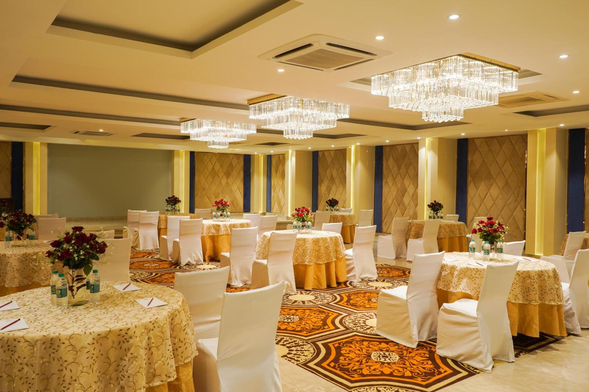 Country Inn Ayodhya - Opposite Airport Екстер'єр фото